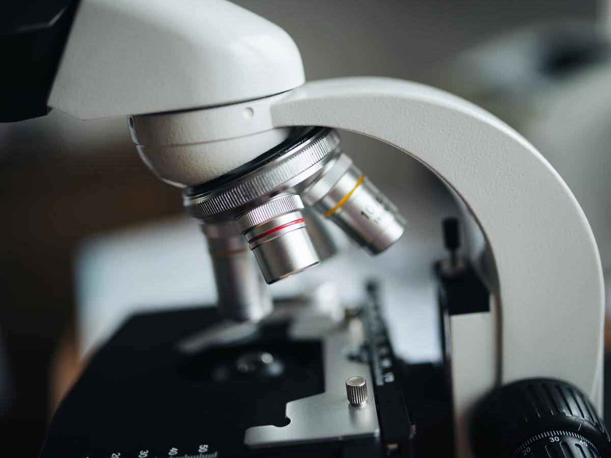 Objectieven van een microscoop in een laboratorium